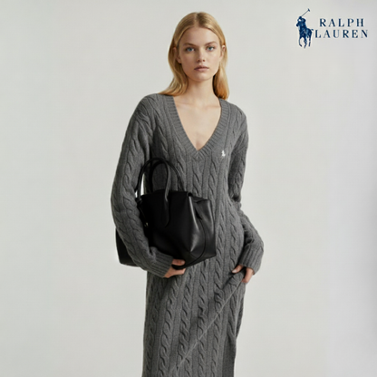 Zopfmuster-Strickkleid mit V-Ausschnitt